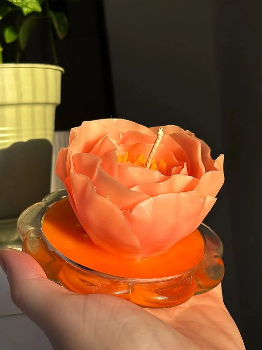 Détail des pétales de la bougie fleur Pivoine Coral, création artisanale Pivonia en cire d’abeille parfumée à la framboise.