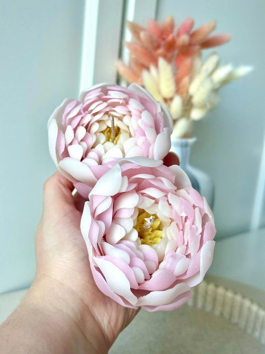 Bougie Pivoine Lumée artisanale façonnée à la main, fleur délicate en cire d’abeille, parfum rose et lavande, création Pivonia.