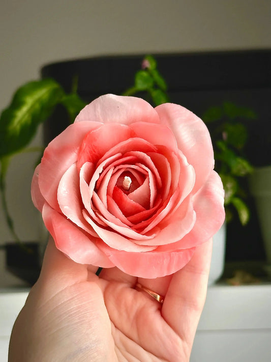 Bougie artisanale Rose Muse en forme de fleur, façonnée à la main, marque Pivonia.